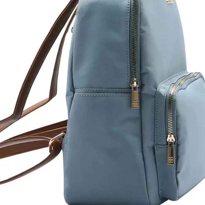 Detalhe lateral da mochila feminina Chenson cinza em microfibra com bolso frontal e alças marrons